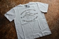 COLIMBO ノーウォークコットンプリントTシャツ「Opn. Market Time」柄
