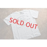 COLIMBO ノーウォークコットンプリントTシャツ「Opn. Market Time」柄