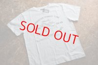 COLIMBO ノーウォークコットンプリントTシャツ「Opn. Market Time」柄