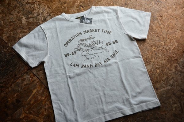 画像1: COLIMBO ノーウォークコットンプリントTシャツ「Opn. Market Time」柄 (1)